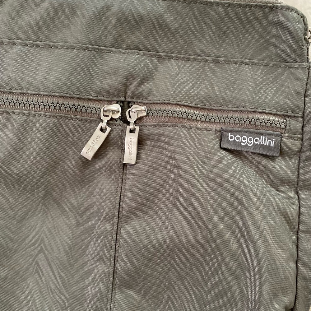 Baggallini Messenger Bag - Picture 3 of 5